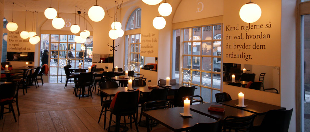 Café G i København med varme trægulve og hyggelige borde